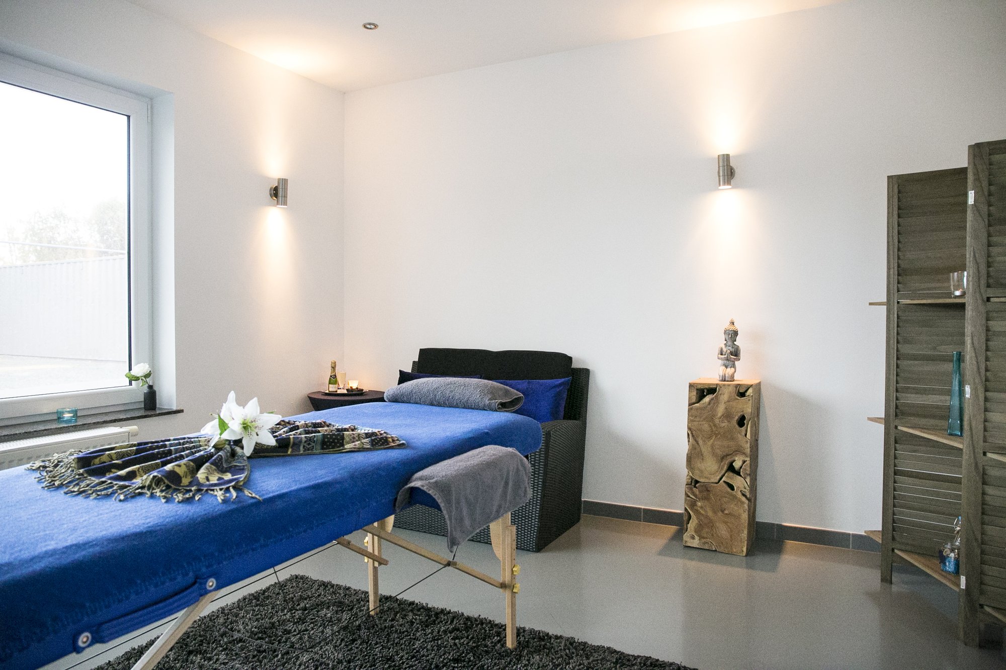 Behandelruimte met massagetafel bij YAZU massage en wellness in Antwerpen