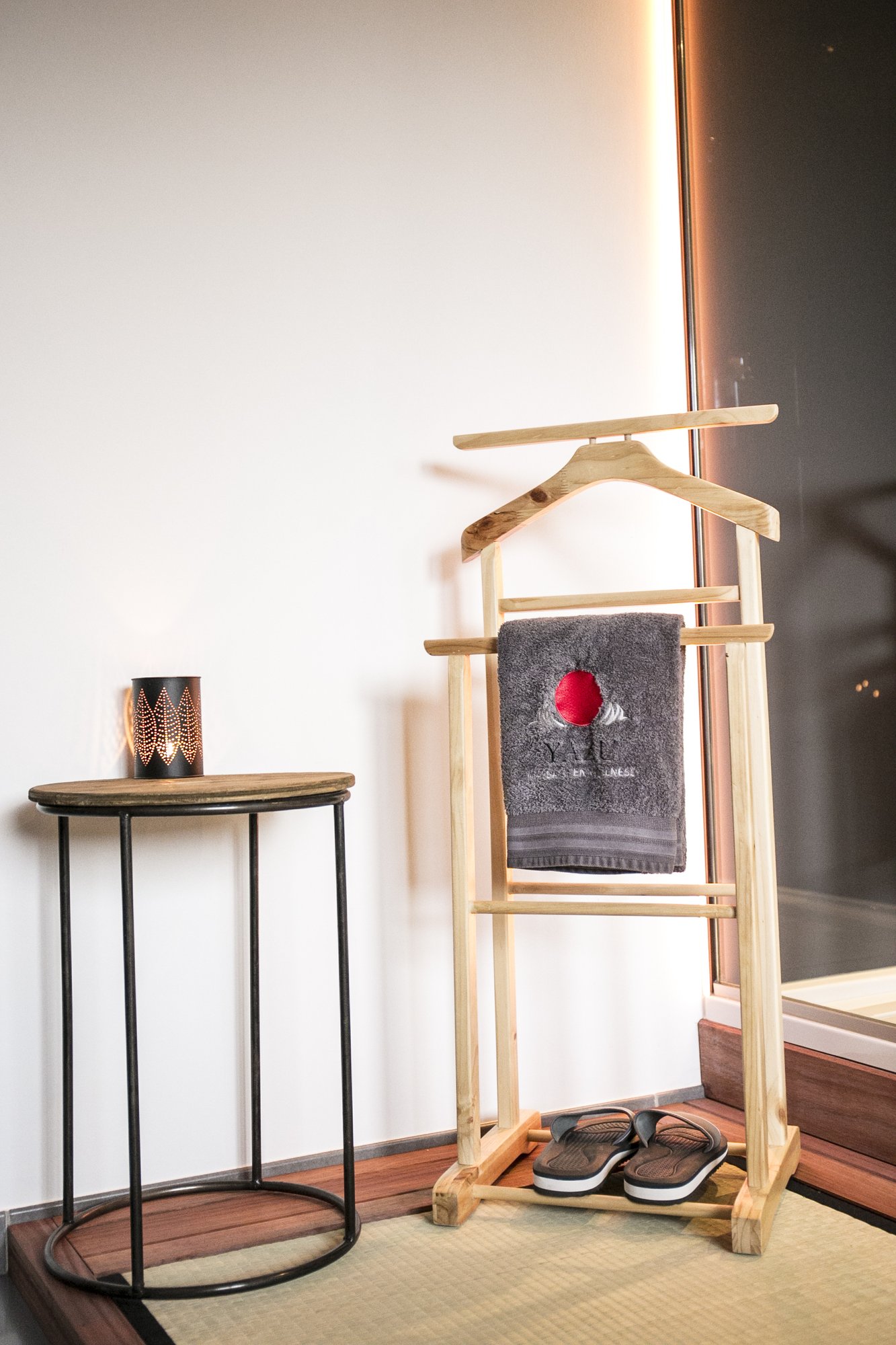 Houten handdoekrek met YAZU-handdoek