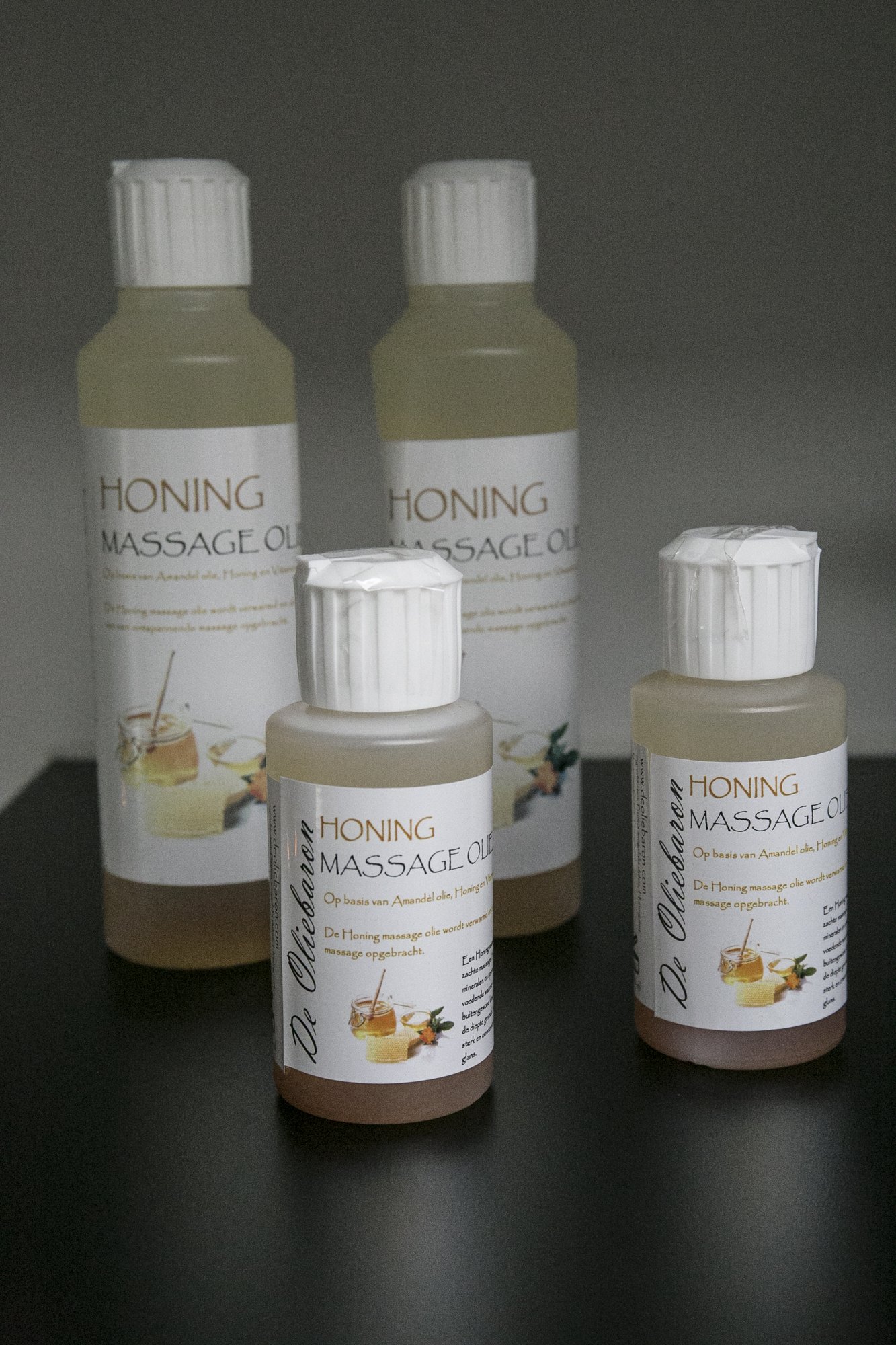 Flessen honingmassageolie voor de YAZU Honing Massage