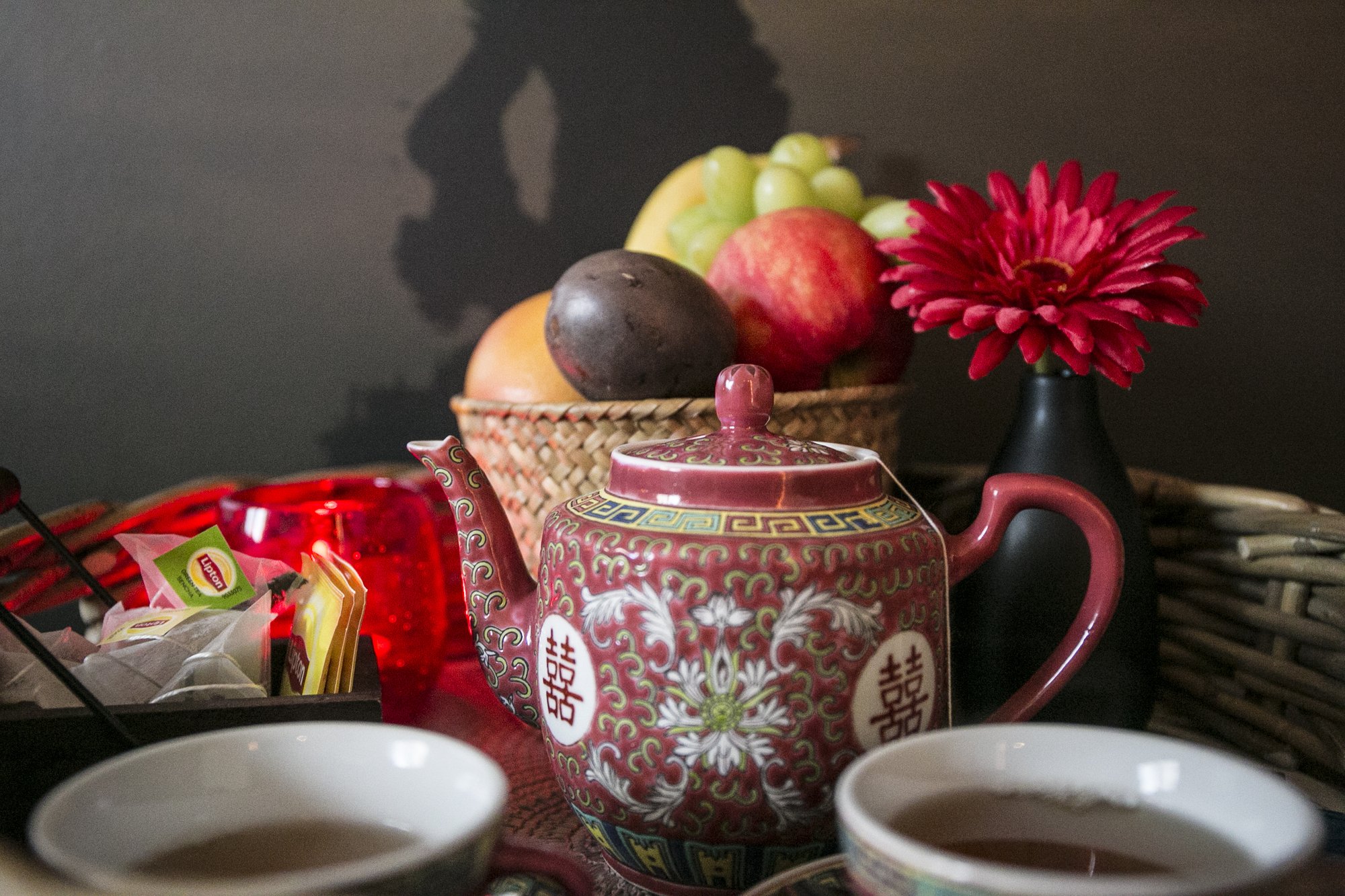 Chinese theepot met thee en een fruitschaal